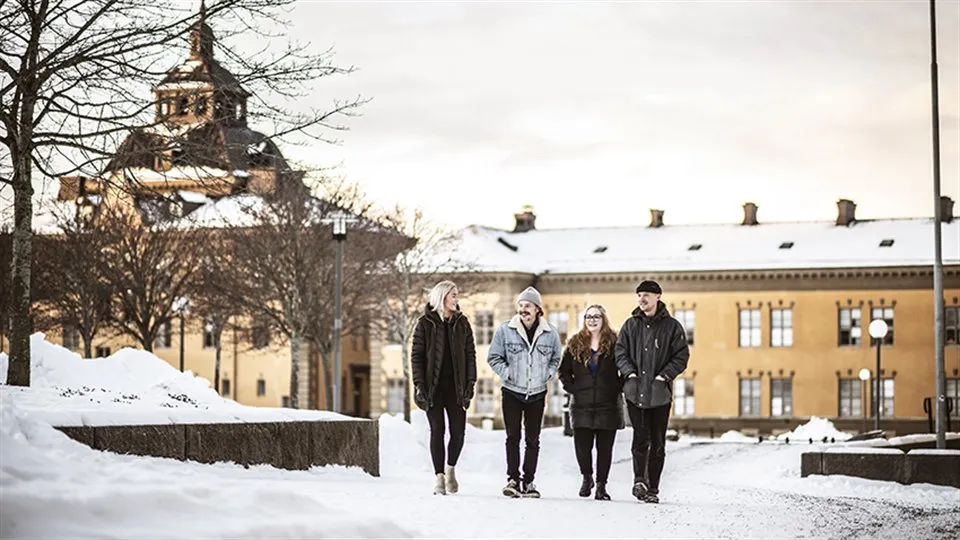 Studenter utanför Campus Östersund 